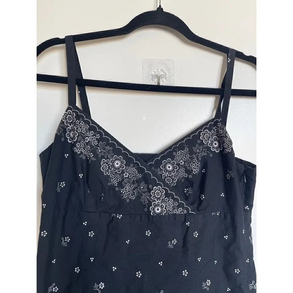 Elegant Black Midi Dress with White Floral Accents - Picture 2 of 5